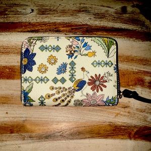 Tory Burch Small with 4 dividers inside and a key ring only used a few times